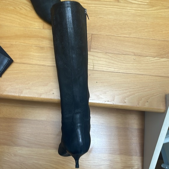 Very attractive looking Prada black boots size 38. Notice design in leather. - Picture 6 of 13